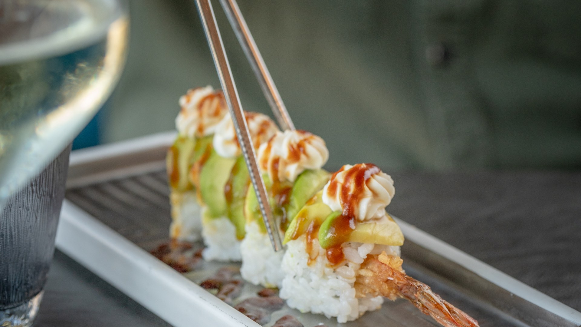 Nigiri di tonno e salmone serviti al piatto